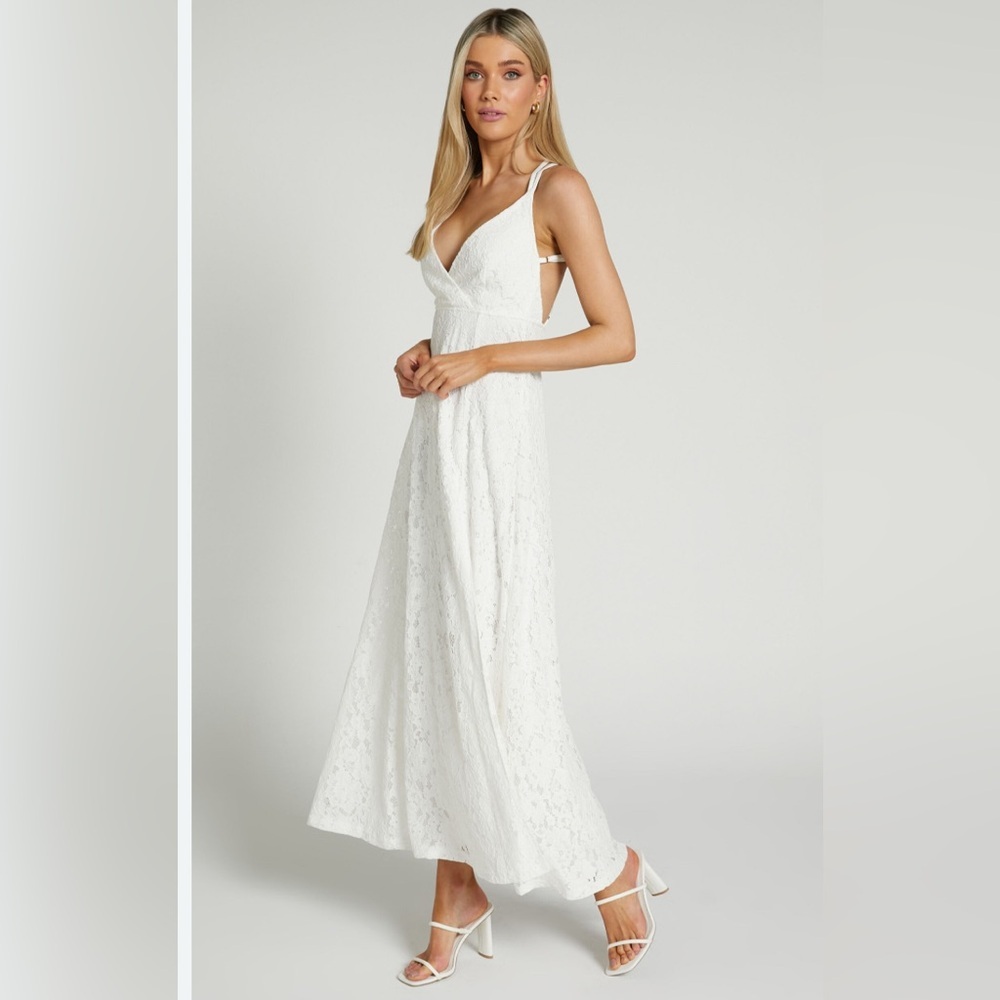 Annabelle Lace Maxi Dress White
Turn heads in this stunning gown NWT 4